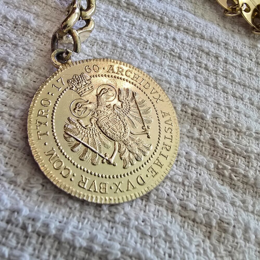 Vintage Medallion Link Belt in Gold with Coin Pendant​​​ - Picture 4 of 7